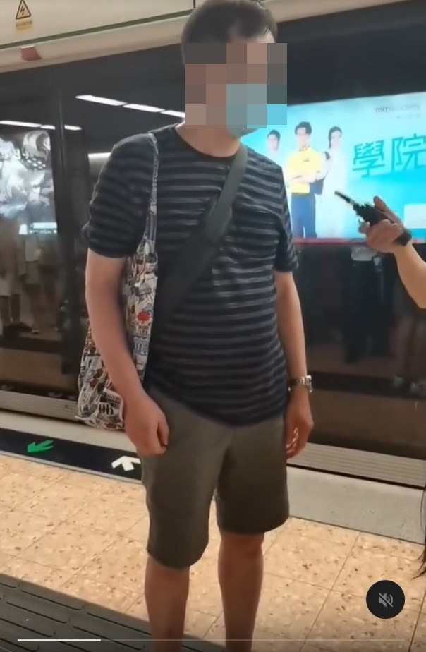 女事主:我喺地鐵上發現有人疑似偷 拍我,當時我著住T恤同短褲,留意到 呢一位陌生男子用手機對住我嘅腳位置 影相。第一次我用眼神警告佢,然後佢 再做第二次,我即刻覺得唔舒服同被侵 犯隱私,於是決定跟佢落車同佢對質。Threads截圖 女事主:我喺地鐵上發現有人疑似偷 拍我,當時我著住T恤同短褲,留意到 呢一位陌生男子用手機對住我嘅腳位置 影相。第一次我用眼神警告佢,然後佢 再做第二次,我即刻覺得唔舒服同被侵 犯隱私,於是決定跟佢落車同佢對質。Threads截圖