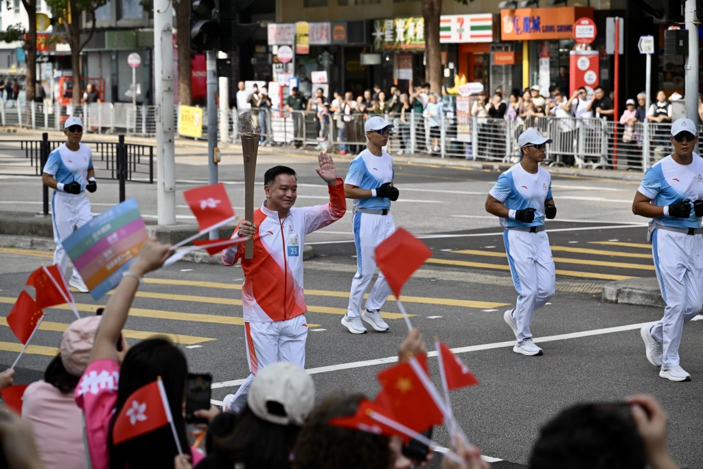 負責第25棒的中大醫學院副院長容樹恆。劉駿軒攝 負責第25棒的中大醫學院副院長容樹恆。劉駿軒攝