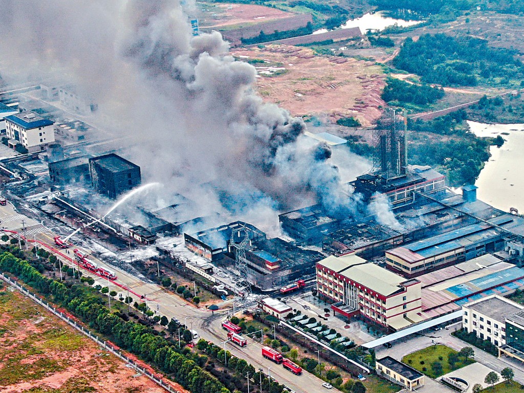 化工廠起火後，冒出滾滾黑煙。