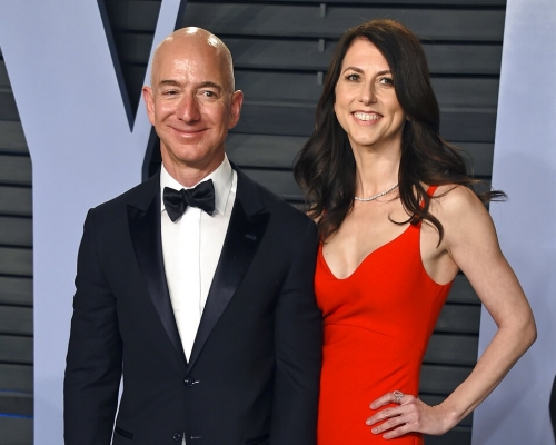 亚马逊集团创办人贝索斯与前妻麦肯齐。AP图片