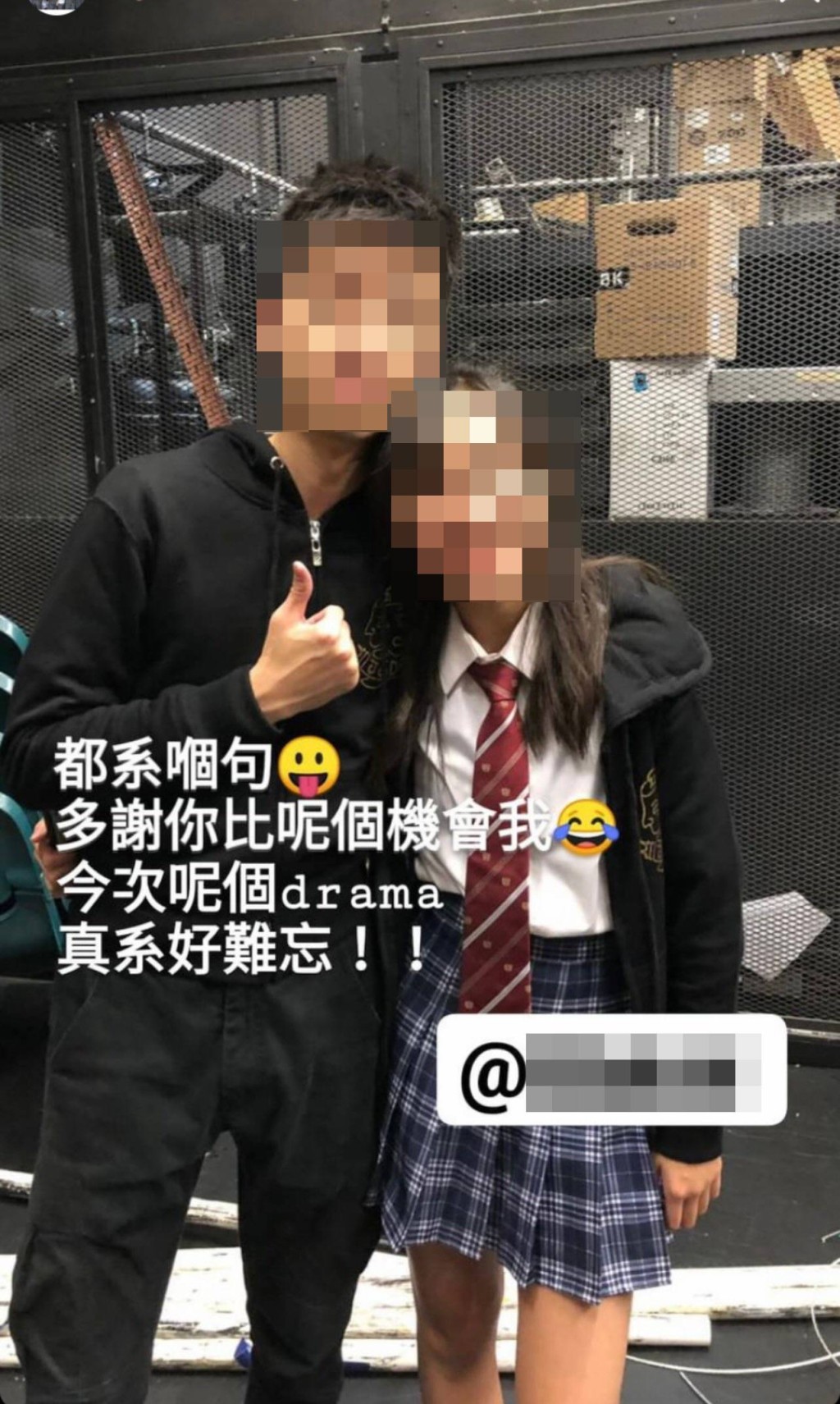 二人頭貼頭,女學生把手搭在男教師腰間。Thread 二人頭貼頭,女學生把手搭在男教師腰間。Thread