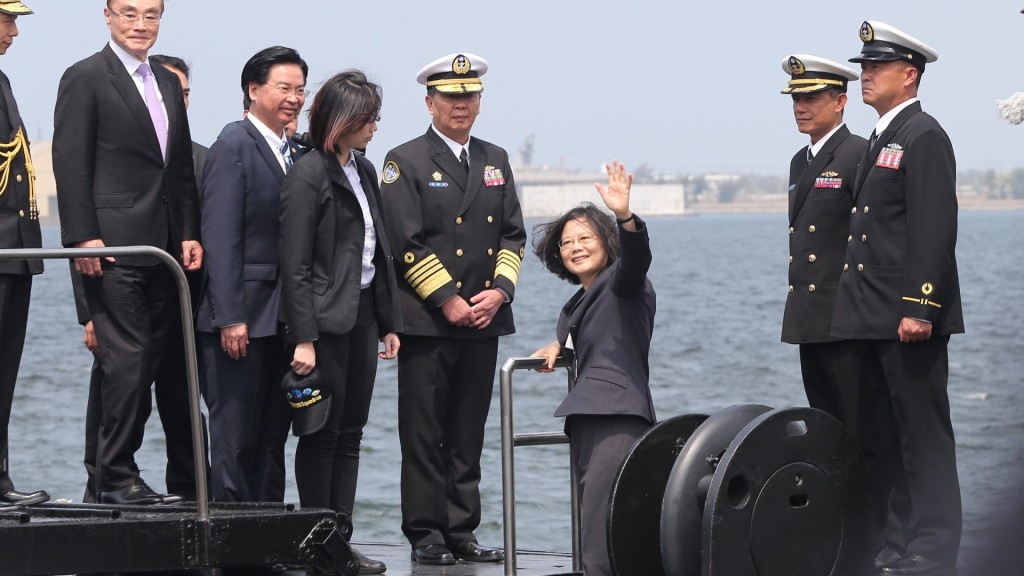 蔡英文進入一艘台灣海軍潛艇視察。