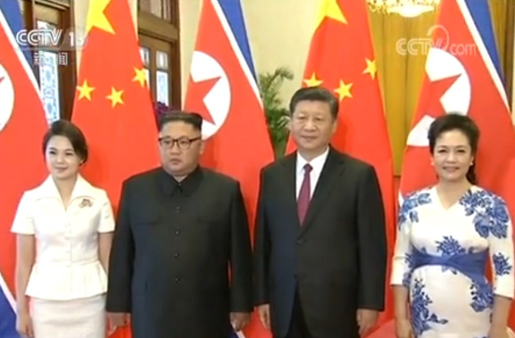 金正恩李雪主（左一）與習近平夫人彭麗媛（右）。央視圖片