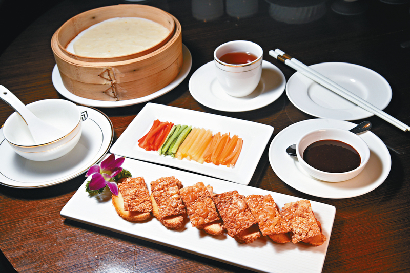 緻素坊片皮鴨
煙韌有嚼勁的猴頭菇鋪上一片香脆腐皮，配以自家製的薄餅及甜醬，口感豐富酥鬆。