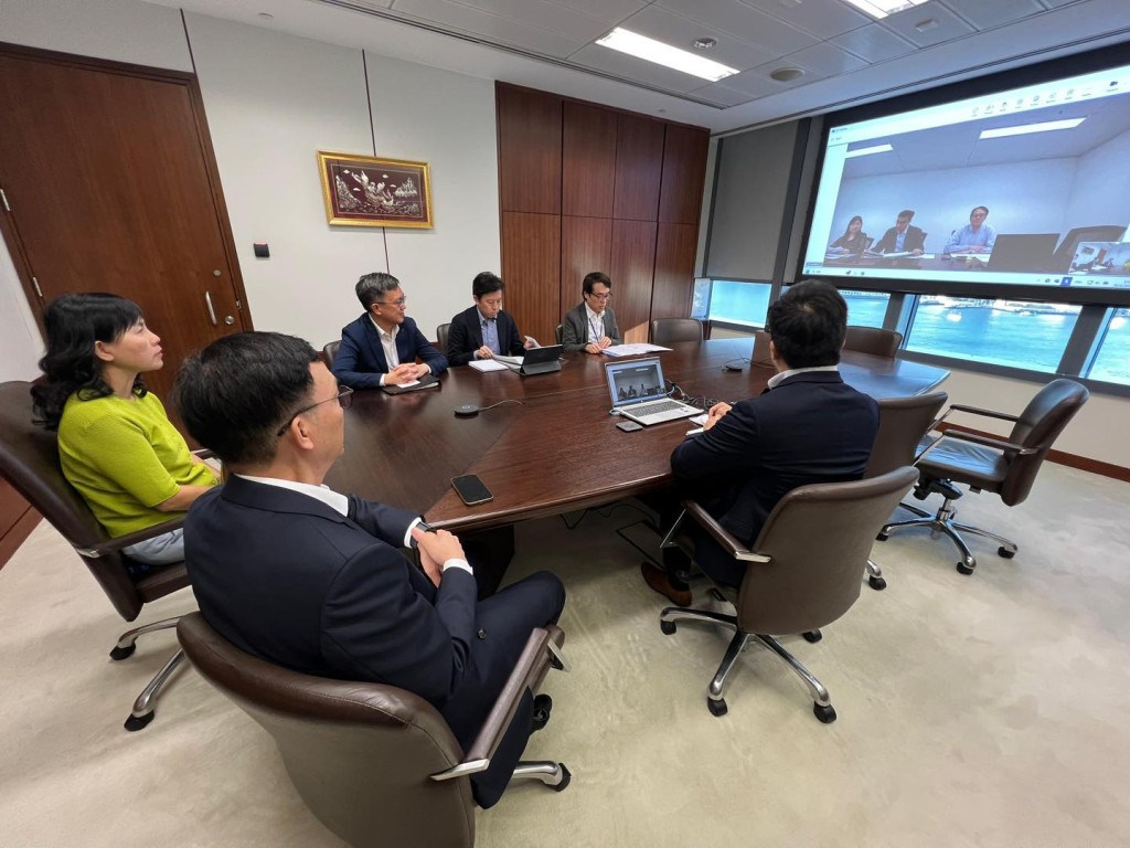 當局預期今年黃金周連同中秋假期，訪港人流較去年上升，已指示運輸署與各公共交通營辦商緊密聯繫，全面監察並作靈活應對，尤其特別留意人流高峰時段在口岸及個別旅遊熱點的交通情況。運物局fb