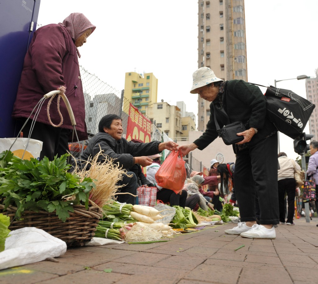 电视节目近期连日报道葵涌天光墟路边黑心摊档档疑售卖过期食物一事。资料图片