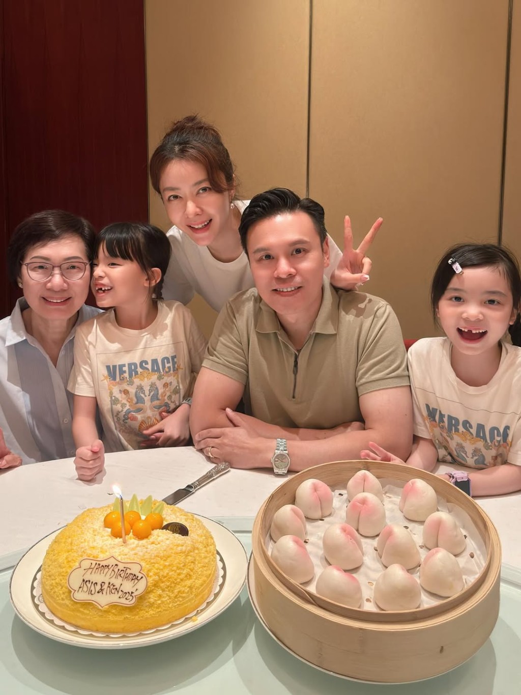 郭可頌慶祝生日,媽媽、老婆、兩個囡囡三代同堂。 郭可頌慶祝生日,媽媽、老婆、兩個囡囡三代同堂。