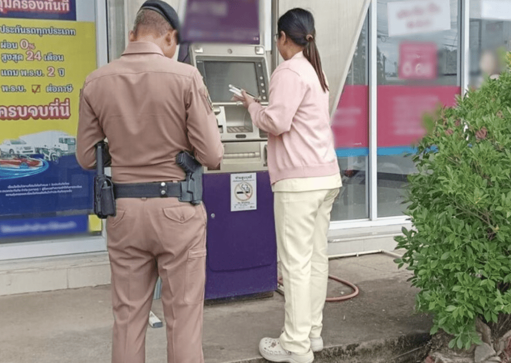 惊遇毒蛇的女护理师协助警方在场调查。泰国警方图片 惊遇毒蛇的女护理师协助警方在场调查。泰国警方图片