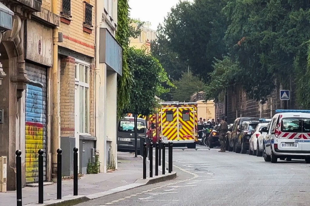 法国巴黎有汽车撞向餐厅露天座。路透社