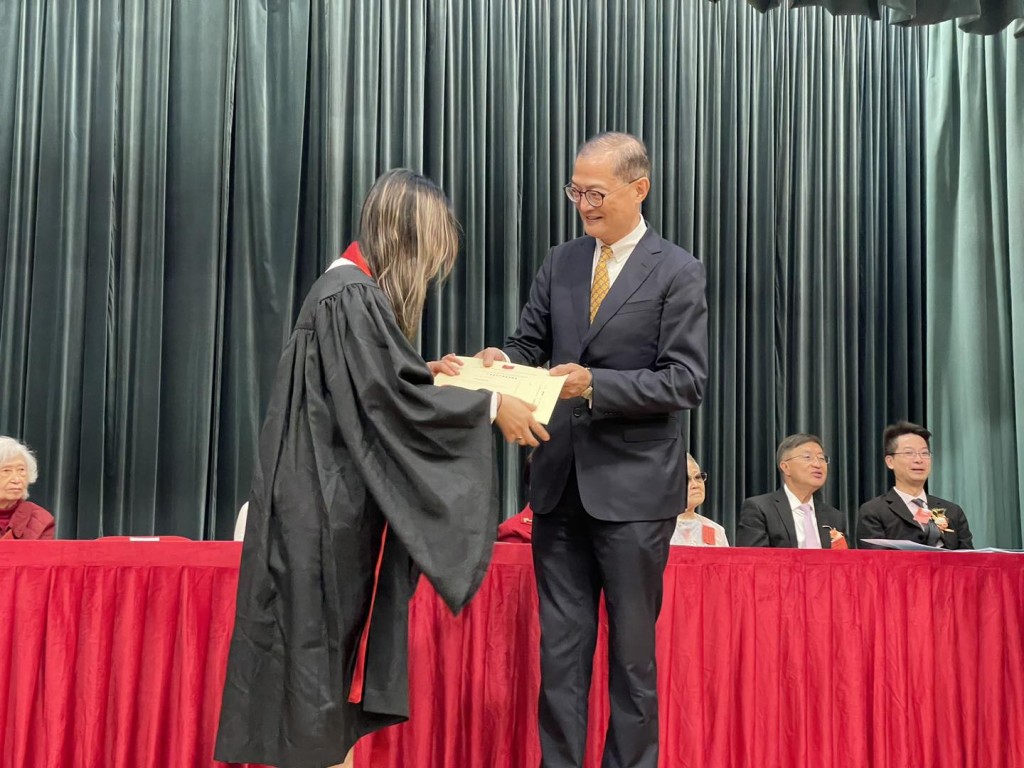 卢宠茂到中华基金中学担任毕业典礼主礼嘉宾，并参观学校。医衞局FB