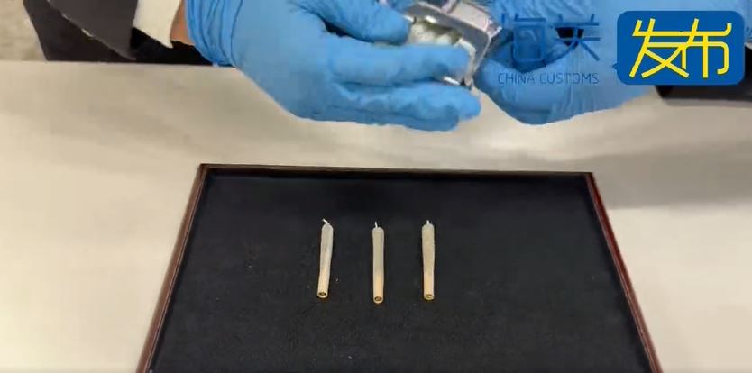 北上男子过关时被揭发身藏大麻烟。海关发布