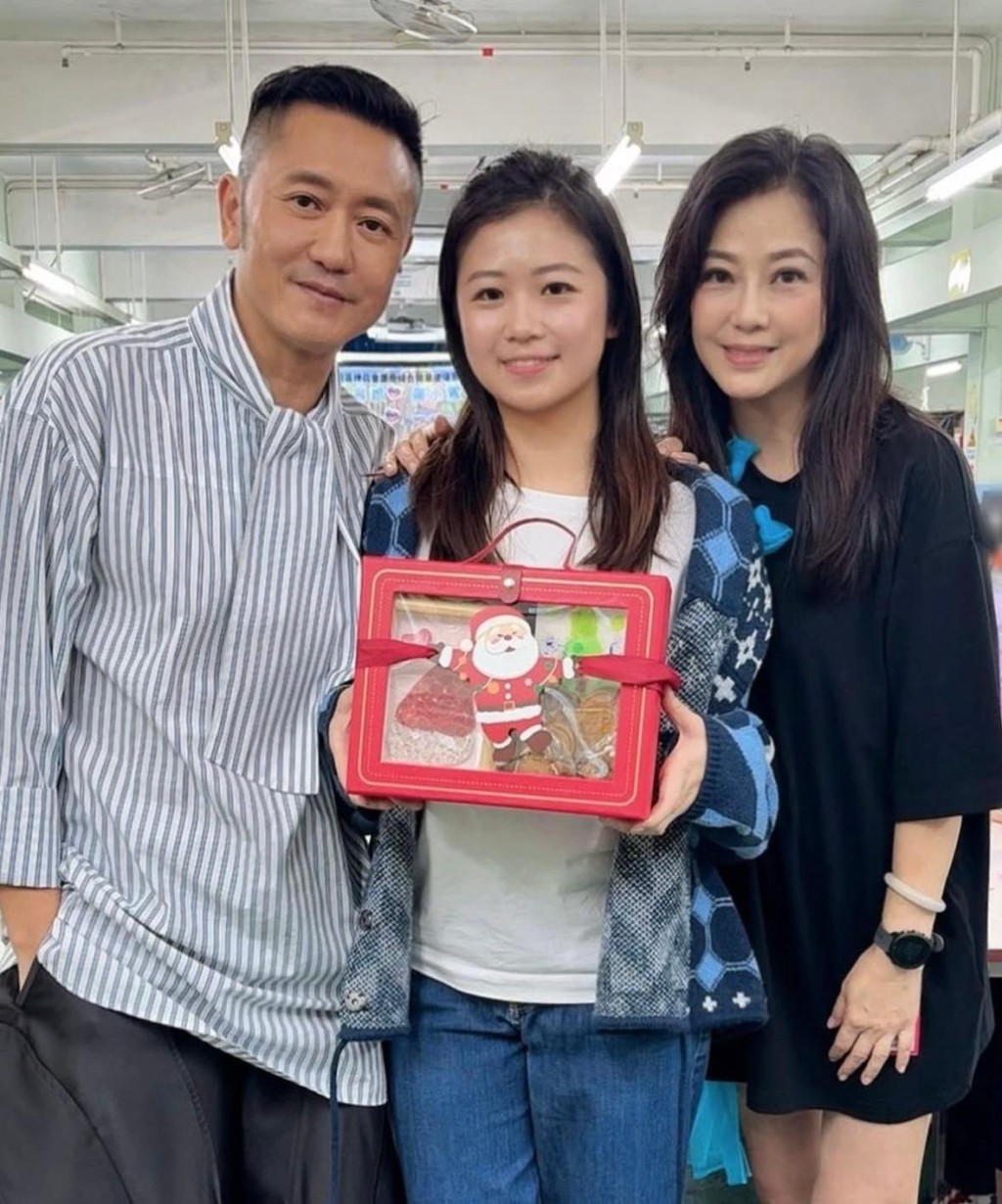 Yumi與庇護工場合作推出聖誕禮盒，身心障礙人士負責處理禮盒內的手作畫。