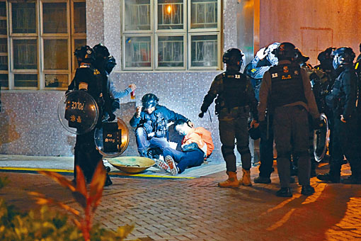 防暴警在尚德邨制服一名涉嫌有關男子。