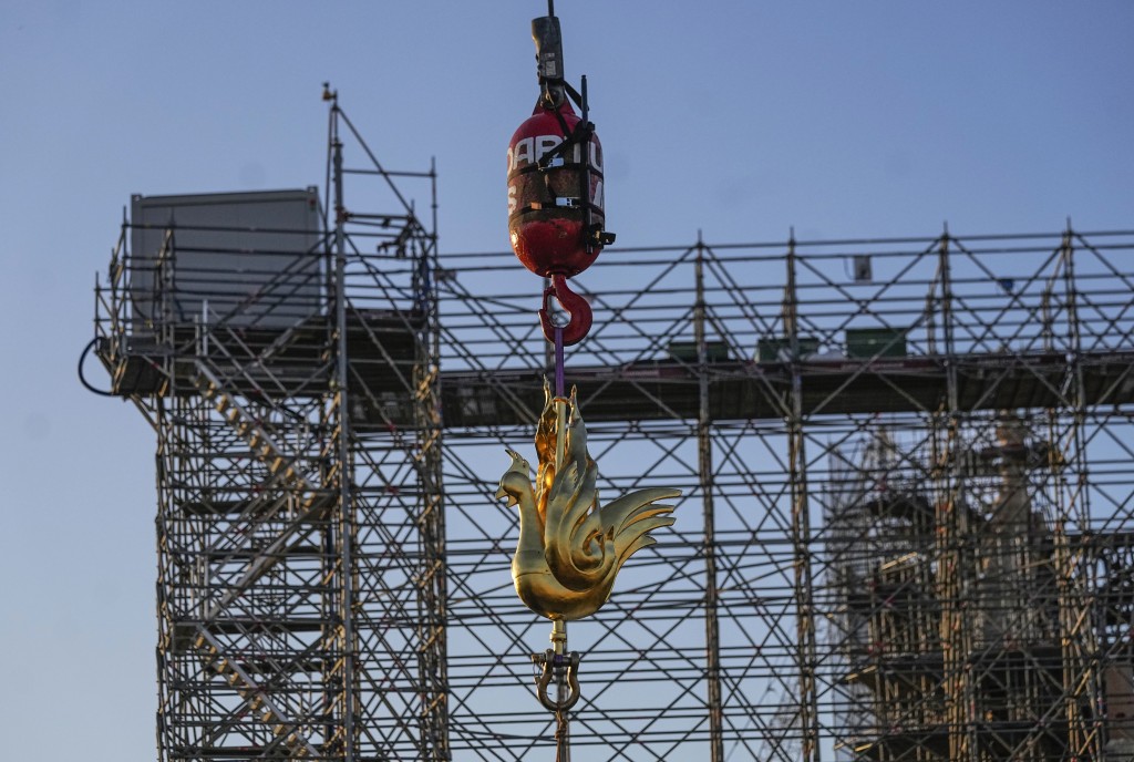 公雞風向標由吊車送抵巴黎聖母院的塔尖。美聯社