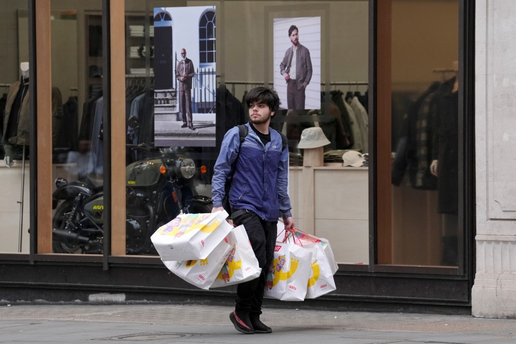 有英國顧客買了多袋Pop Mart商品。路透社