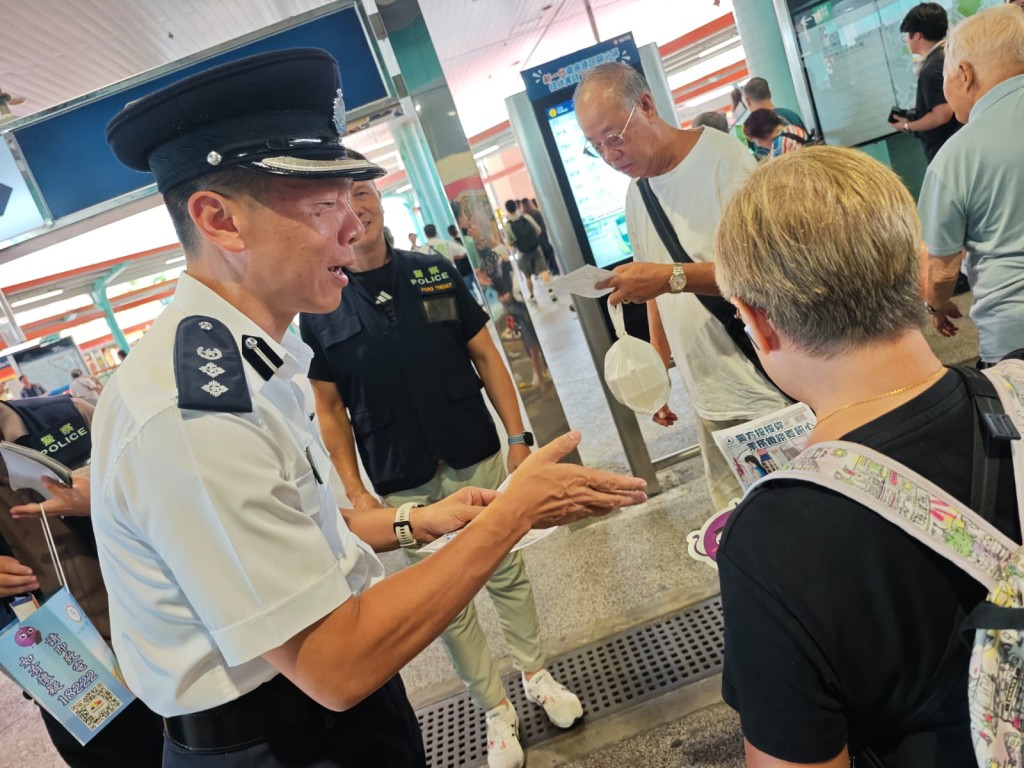 屯門警區指揮官馬偉卿總警司向市民作保護婦女宣傳。 屯門警區指揮官馬偉卿總警司向市民作保護婦女宣傳。