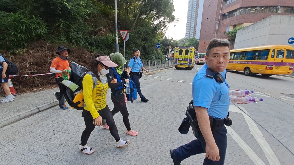 其他同行友人由消防员带返利东邨道。