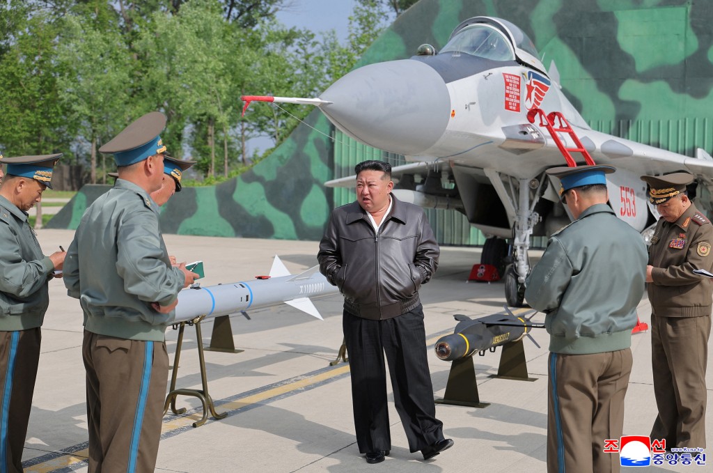 金正恩指导空军训练。 路透社