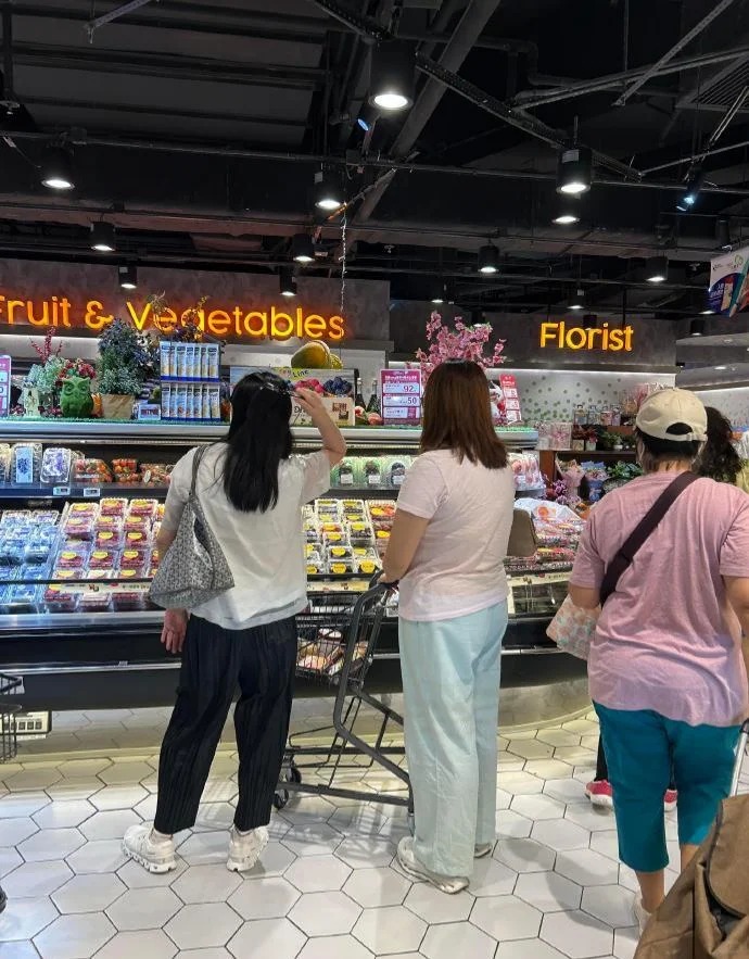 朱麗蒨正為家人於超市內購物。 朱麗蒨正為家人於超市內購物。