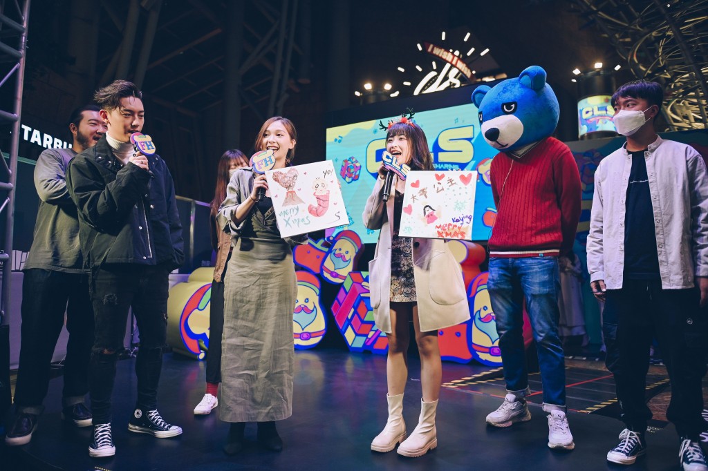 MC 、Santis 、嘉盈送出畫作