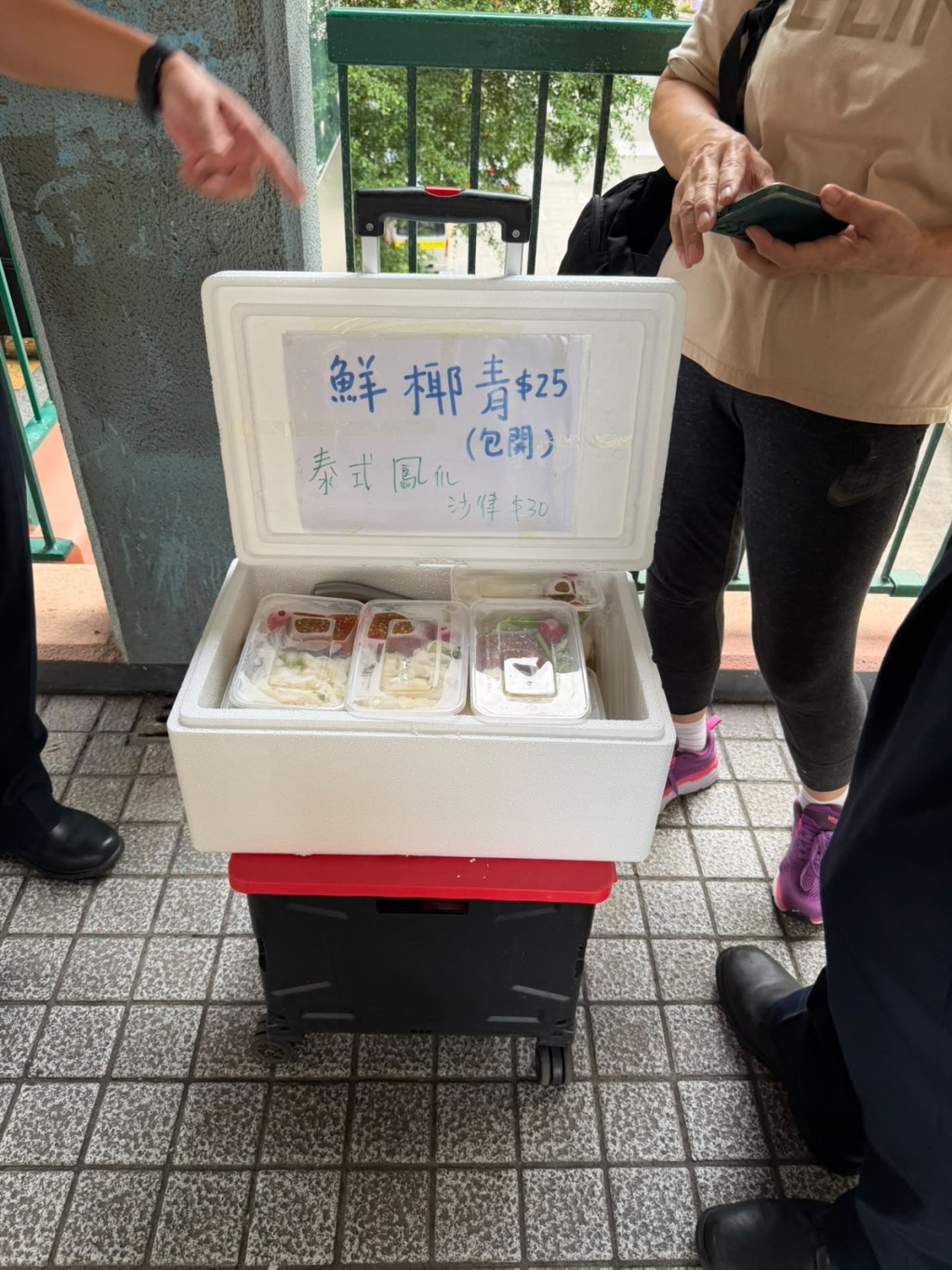 食環署人員在行動中發現有無牌小販非法擺賣食物。政府新聞處圖片 食環署人員在行動中發現有無牌小販非法擺賣食物。政府新聞處圖片