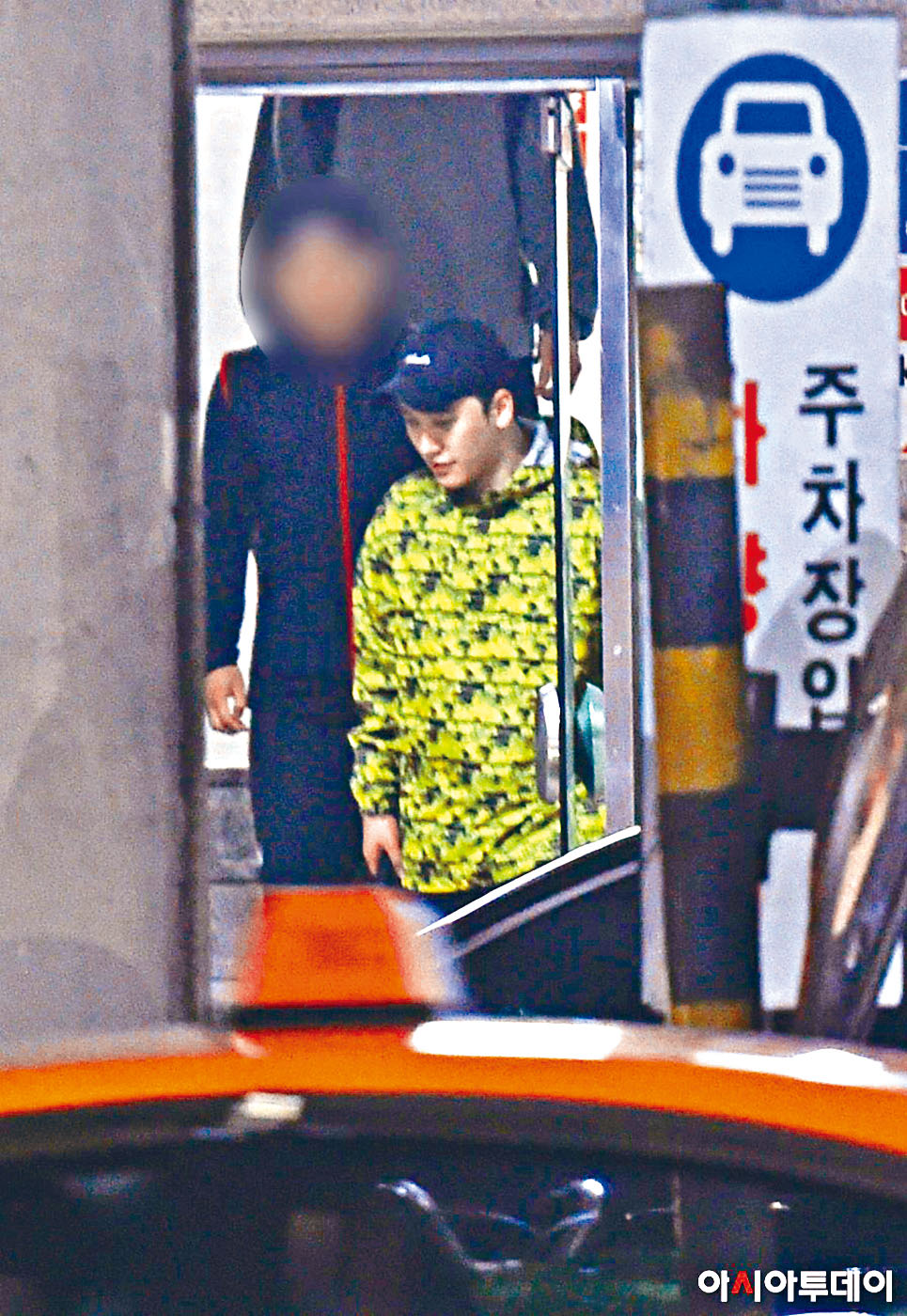 勝利獲法院判不拘留之後，前晚即笑笑口去健身。