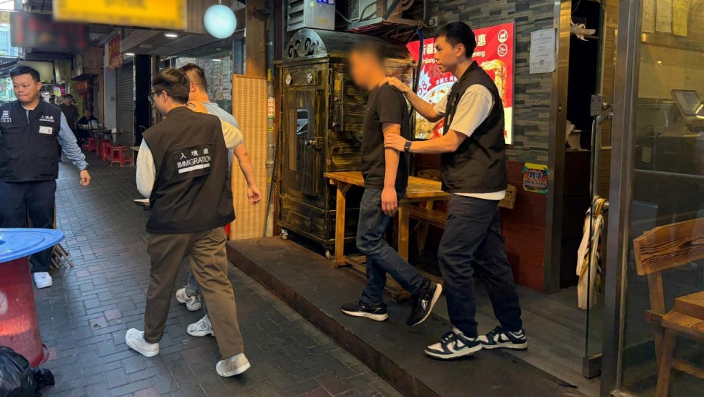 入境處夥多部門打擊黑工拘43人 包括15名違規輸入勞工。入境處圖片