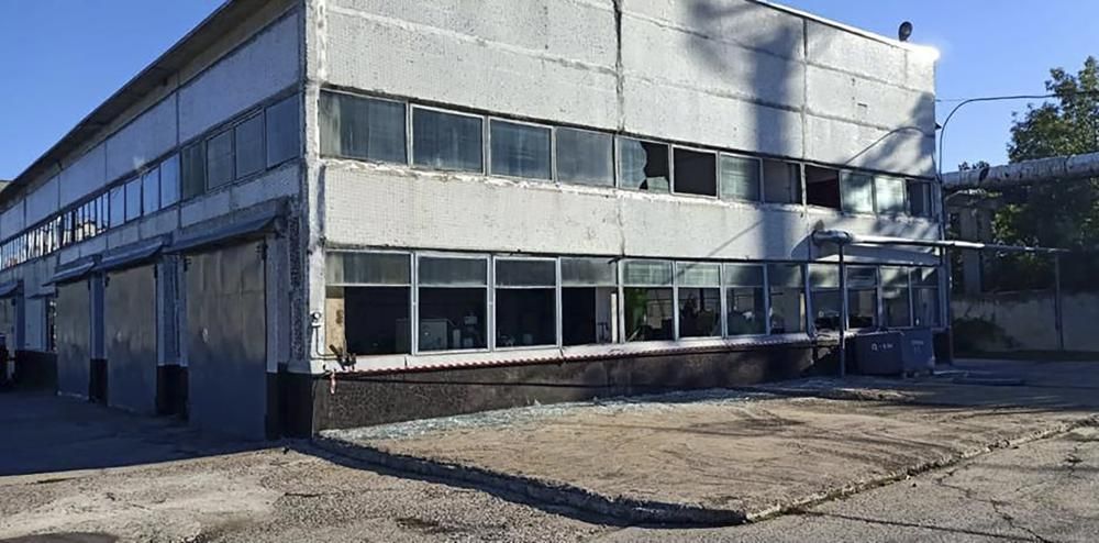 南烏克蘭核電站遭到俄羅斯火箭襲擊後，建築物的窗戶被打碎。AP