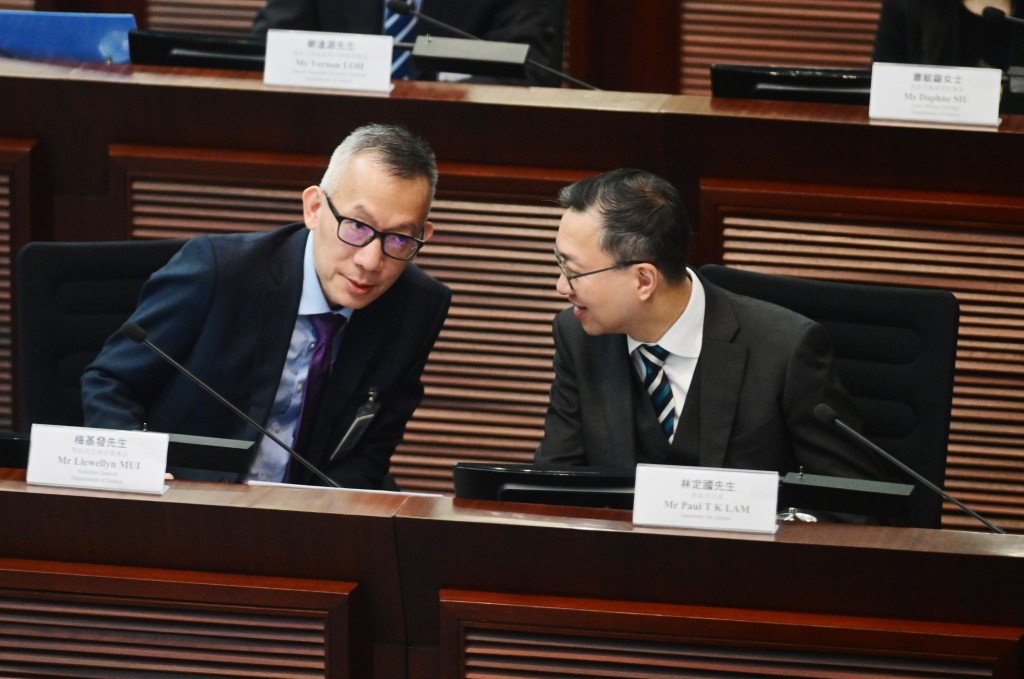 法律政策专员梅基发（左）陪同律政司司长林定国（右）出席23条审议会议。资料图片
