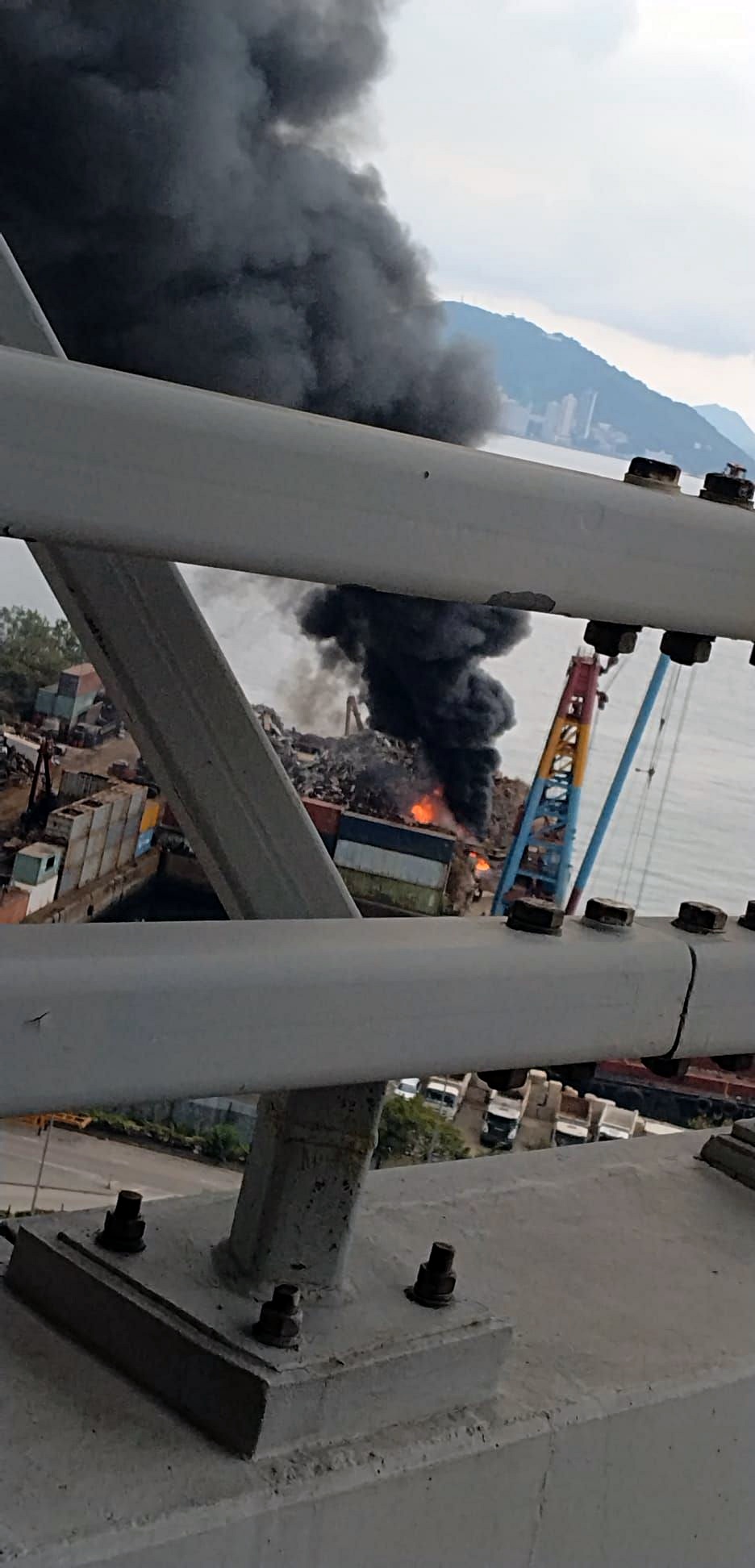 青衣海邊回收場起火。fb：車cam L（香港群組）