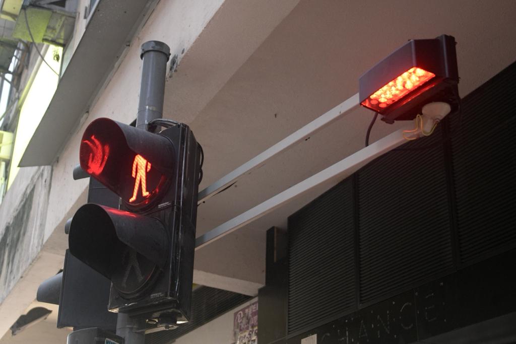 銅鑼灣波斯富街／富明街過路處的紅光投射燈已完成安裝。