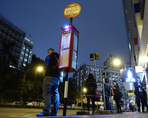 站柱設於油麻地窩打老道青年會巴士站。