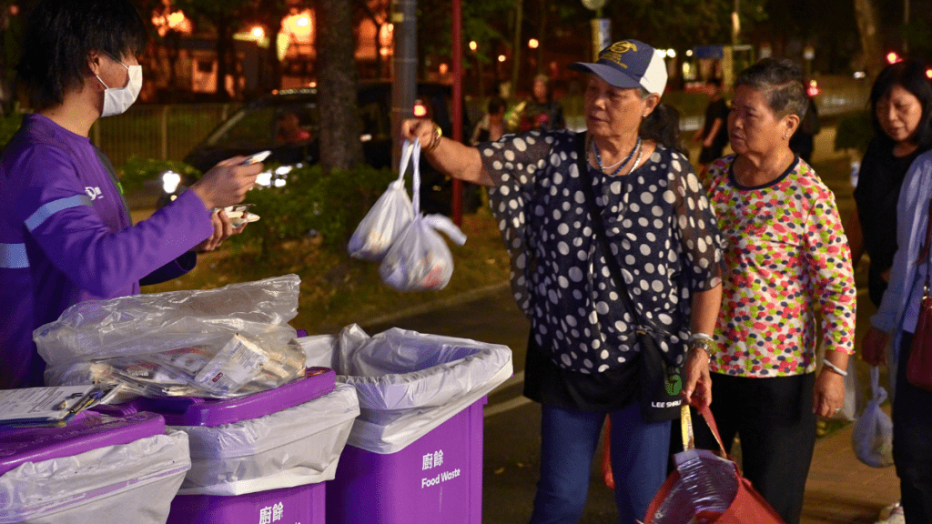 沙田區街坊踴躍參與廚餘回收，不少市民將廚餘送到收集點，可免費換到咖啡粉作鼓勵。