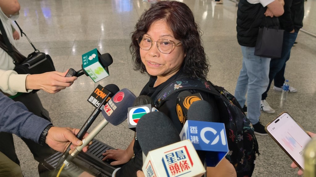 何太表示滞留期间一行人主要逗留酒店，有时导游会安排他们外出用膳。