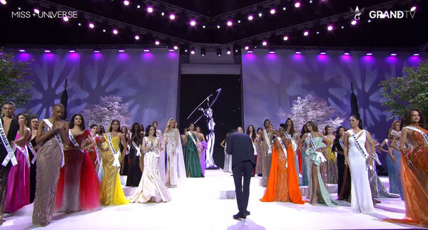 纳瓦特在节目直播中再次向佳丽道歉。 Miss Universe Thailand