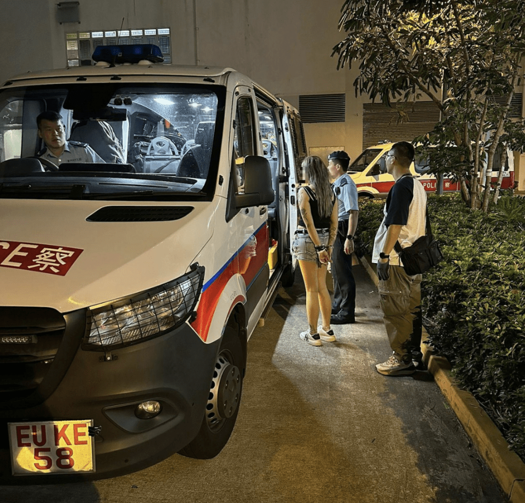 牛頭角德朗邨可疑私家車遇查，警檢27粒依托咪酯煙彈拘毒鴛鴦。圖為警方拘捕的36歲姓何本地女子。警方圖片