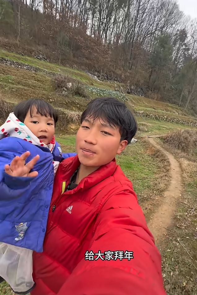 孫攀指為養6名弟妹每天累得懷疑人生，希望父親不要再生育。抖音