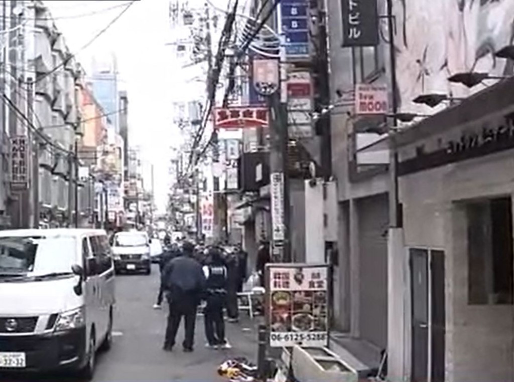 日本大阪心齋橋發生「連環刺傷案」，警方在現場處置。 網圖 