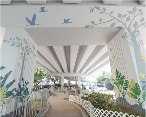 筲箕灣東區走廊行車天橋下的公園，橋墩經由畫筆化身樹木，樹叢中鳥飛蝶舞。