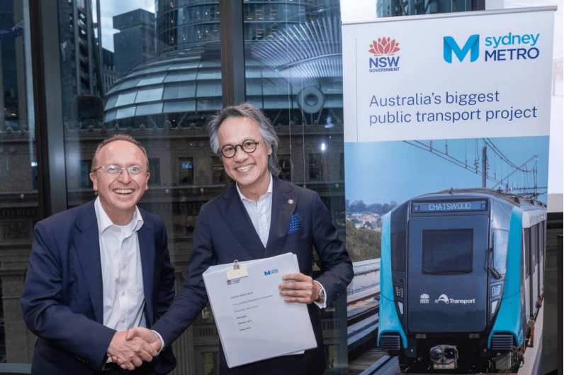 悉尼地鐵行政總裁 Peter Regan（左）與港鐵公司總經理—業務拓展任百年（右）簽署悉尼地鐵西綫項目的主要合約。