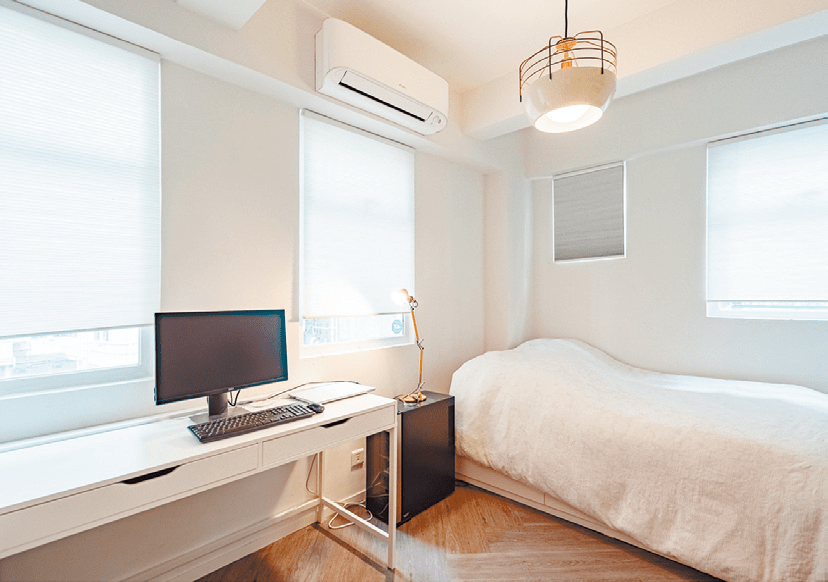 放盘为2房1套设计，图中睡房以白色为空间主调，感觉放松整洁。