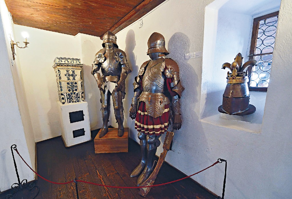 城堡内展出的盔甲。