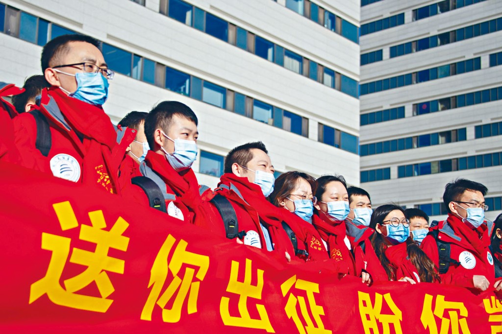 ■馳援河北的北京醫護人員昨天出發。