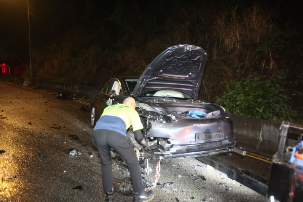 Tesla私家車車頭亦告損毀。曾志恒攝