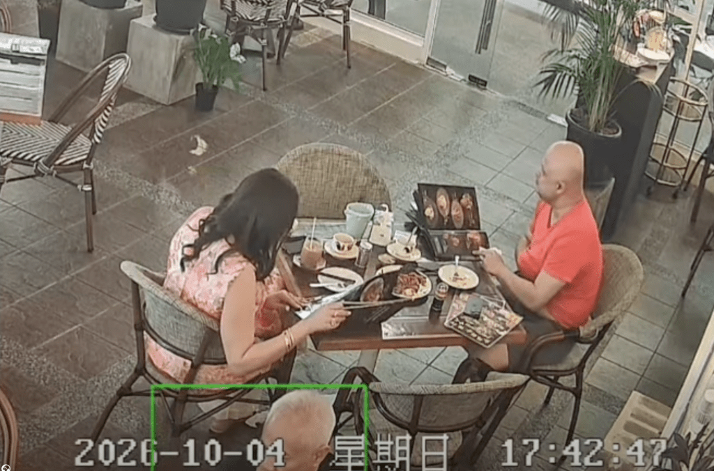 據畫面顯示，男食客用膳期間多次將手伸進T恤內，疑似拔下身體毛髮，再把不明物體放入炒粿條。