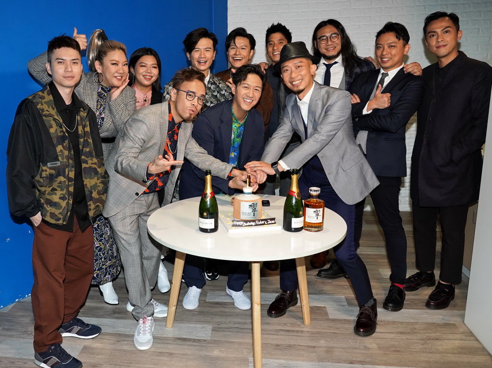 同事們送了一個威士忌蛋糕及一支裝有茶的威士忌酒樽給3位壽星。