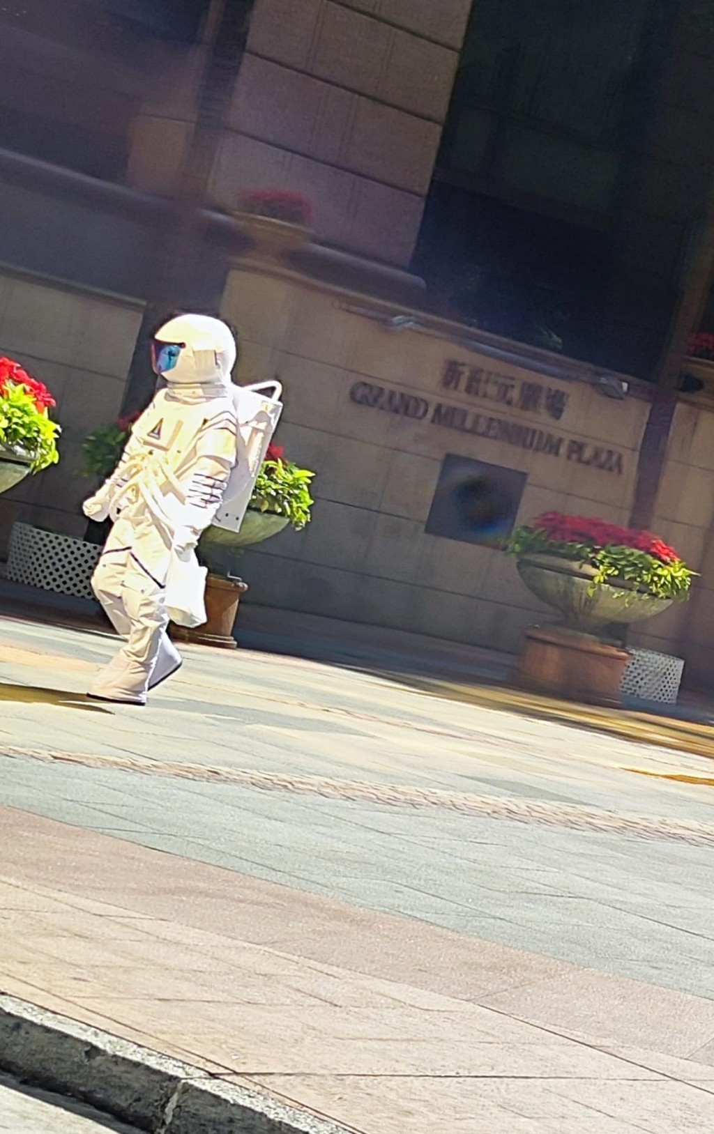 「太空人」被发现在上环新纪元广场一带买外卖。网图