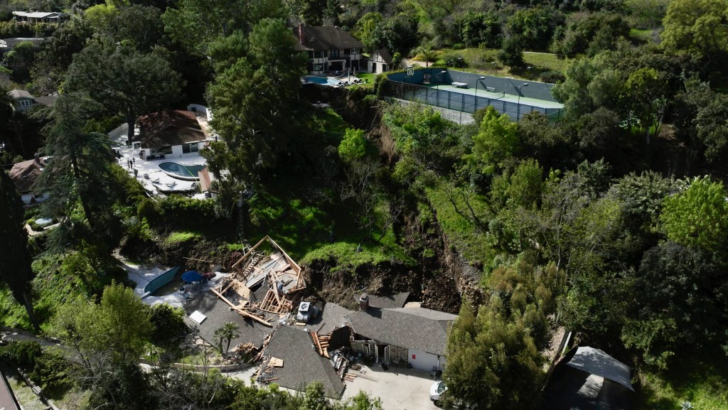 加州洛杉矶谢尔曼橡树区（Sherman Oaks）豪宅因山泥倾泻，泳池悬空。 美联社