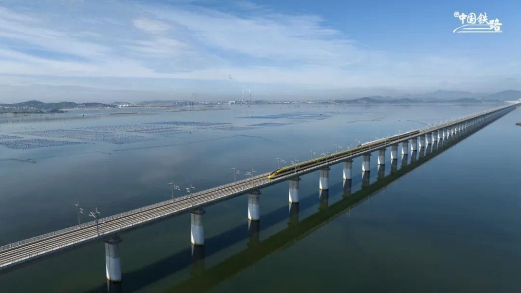 CR450動車組在湄洲灣大橋以時速453公里運行。