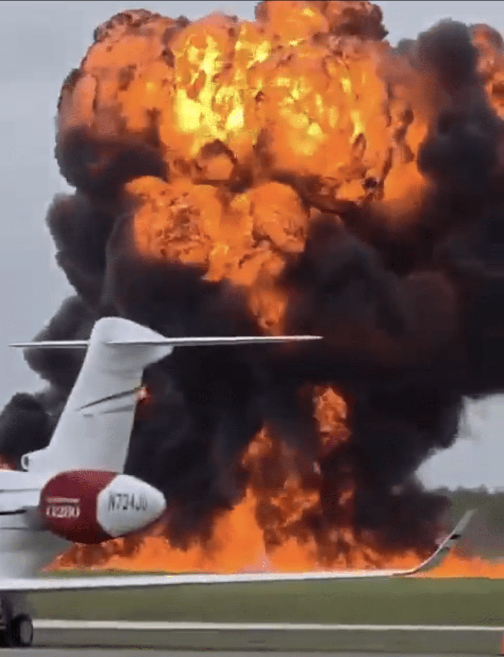 私人飛機發生爆炸，正副機師罹難。X@aero_in 影片截圖